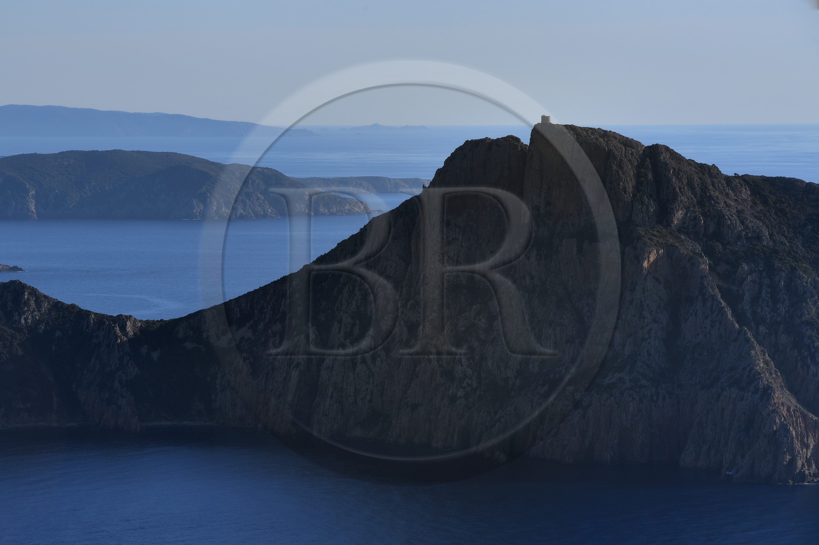 France, Corse-du-Sud (2A), Golfe de Porto, classé Patrimoine Mondial de l'UNESCO, le Capo Rosso et la Tour Génoise de Turghiu (Turghio) en arrière plan (vue aérienne)