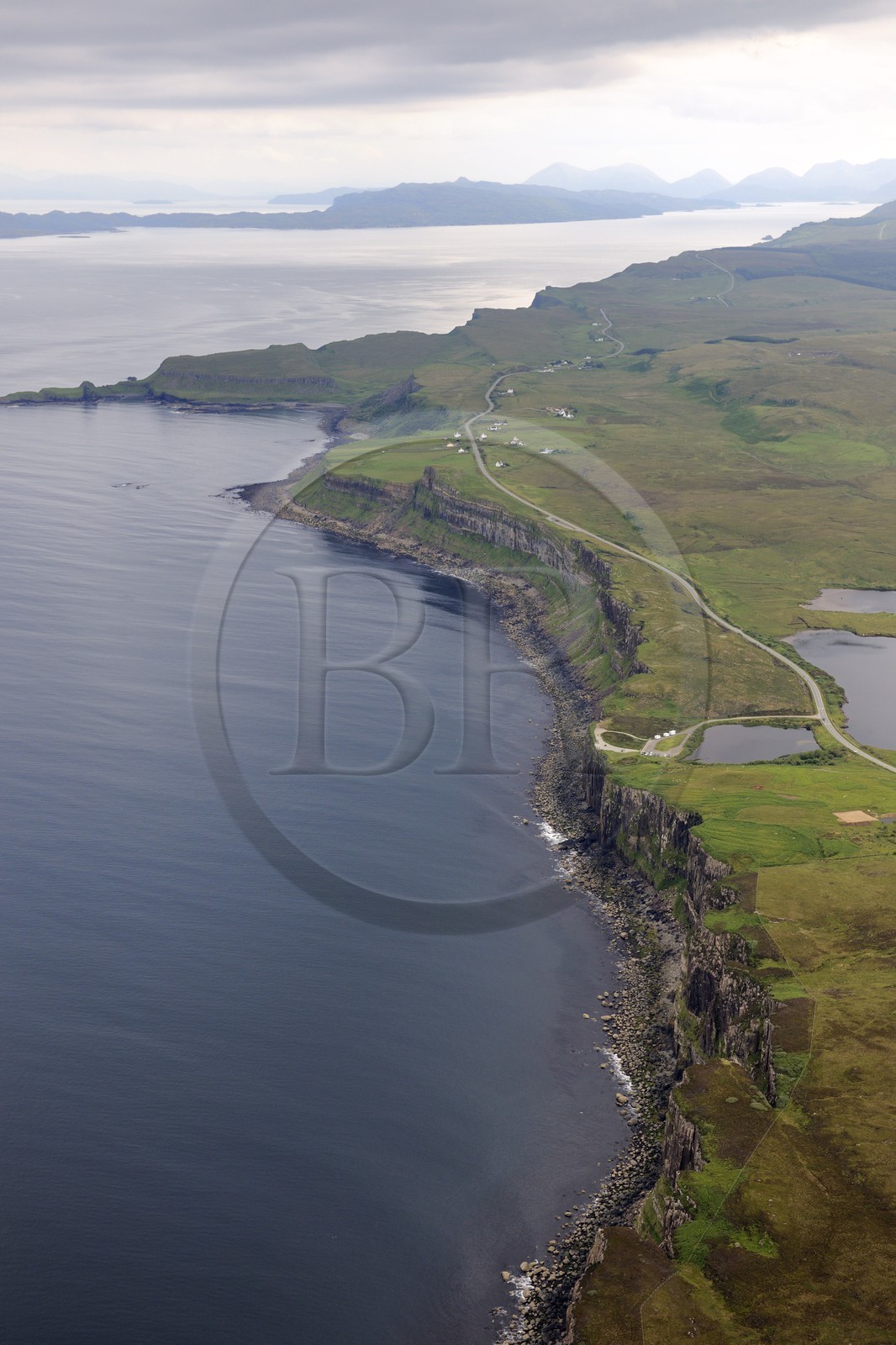 Royaume-Uni, Ecosse, Highland, Hébrides intérieures, Ile de Skye, péninsule Trotternish, lac et cascade de Kilt Rock (vue aérienne)