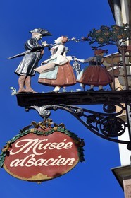 France, Bas-Rhin (67), Strasbourg, vieille ville classée au Patrimoine Mondial de l'UNESCO, enseigne du musée Alsacien sur le quai Saint-Nicolas