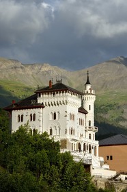 France, Alpes-de-Haute-Provence (04), vallée de l'Ubaye, Jausiers, Villa mexicaine connue sous le nom de château des Magnans, fantaisie néogothique inspiré par les palais de Louis II de Bavière, célèbre la réussite au Mexique de Louis Fortoul