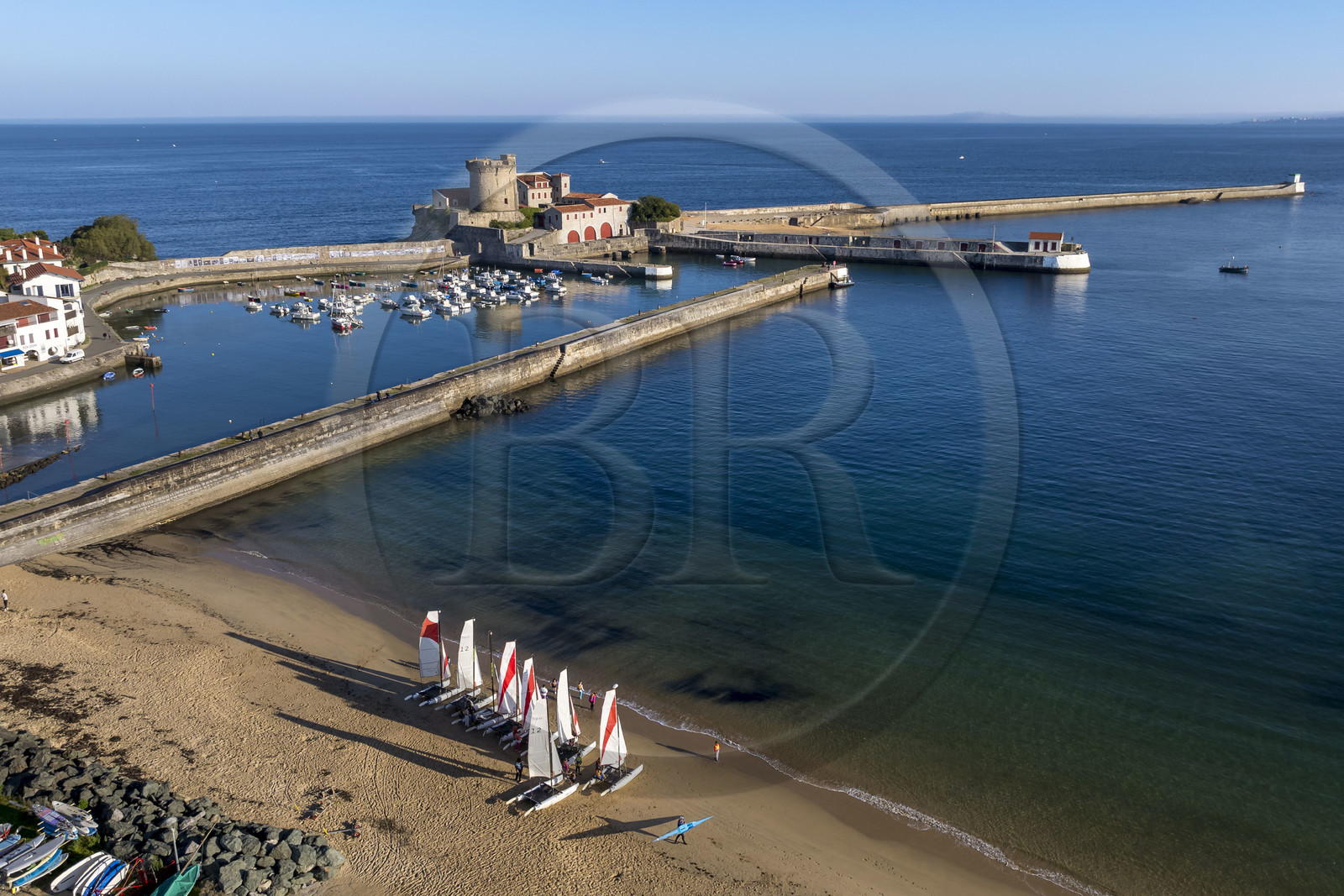 France, Pyrénées-Atlantiques (64), la côte du Pays-Basque, Ciboure, le fort de Socoa construit sous Louis XIII remanié par Vauban et son petit port de plaisance dans la baie de Saint-Jean-de-Luz (vue aérienne)