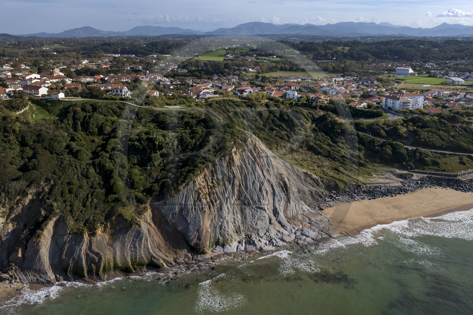 France, Pyrénées-Atlantiques (64), la côte du Pays-Basque à Bidart, la plage au pied de la falaise (vue aérienne)