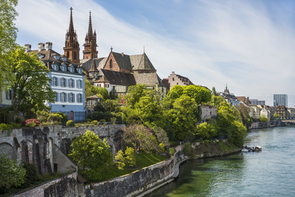 Suisse, Bâle, la rive gauche du Rhin, la cathédrale protestante Notre-Dame de Bâle (Munster) domine le Rhin et un des quatre petits bacs qui relient les rives du Rhin