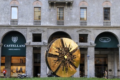 Italie, Lombardie, Milan, Quadrilatère de la mode, Grande Disco (1980) d'Arnaldo Pomodoro en face de la Banca Populare sur la Piazza Meda