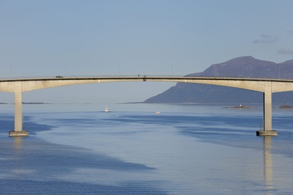 Norvège, Nordland, iles des Westeralen, pont de Sortland