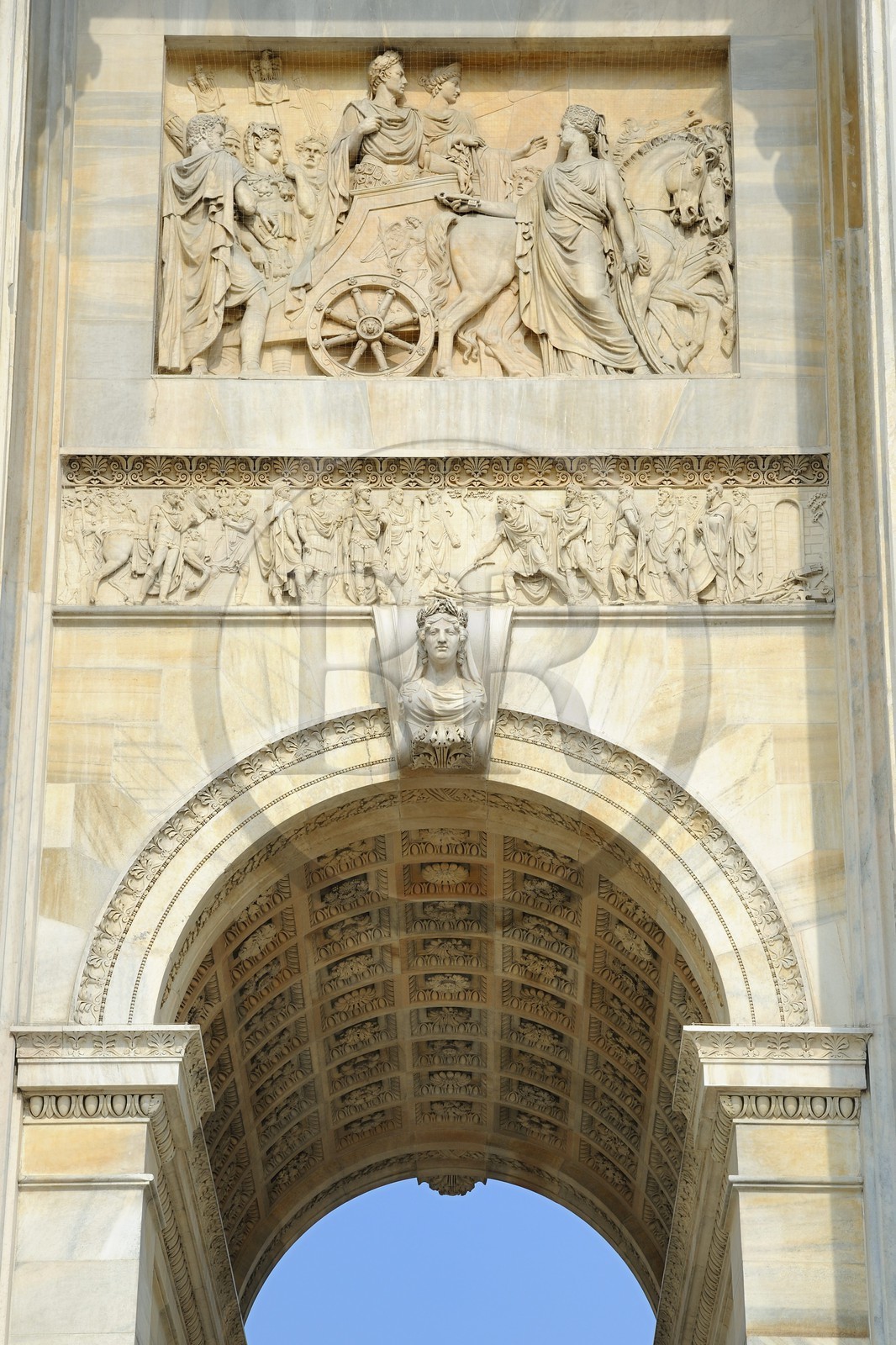 Italie, Lombardie, Milan, Porte de Simplon (Porta Sempione), marquée par un arc de triomphe historique appelé Arc de la Paix (Arco della Pace), construit par l'architecte Luigi Cagnola en 1807 pendant la domination napoléonienne