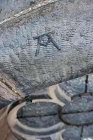 France, Bas-Rhin (67), Strasbourg, vieille ville classée au Patrimoine Mondial de l'UNESCO, la cathédrale Notre-Dame, facade orientale, signe lapidaire (marque de tacheron)
