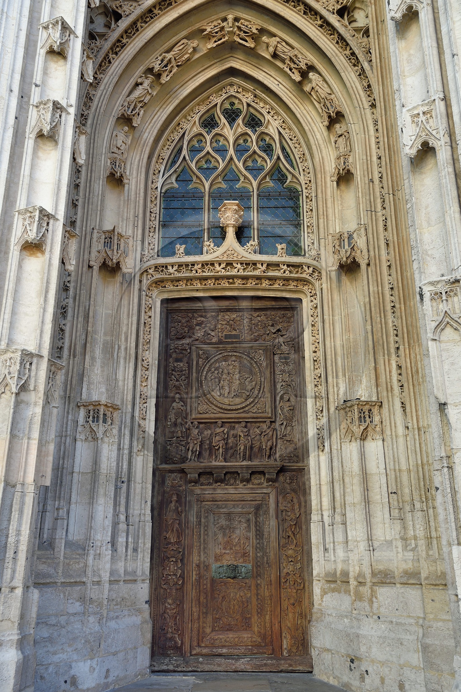 France, Seine-Maritime (76), Rouen, église Saint-Maclou joyau de l’art gothique flamboyant (XVème siècle), détail de la porte Renaissance en bois sculpté du portail gauche