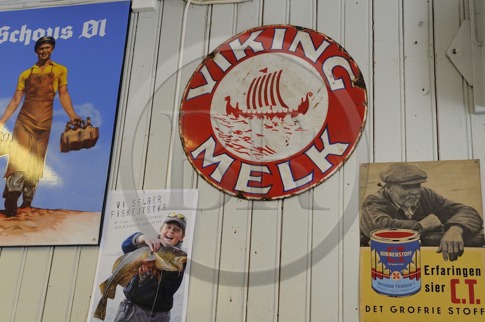 Norvège, Nordland, Iles Lofoten, Ile de Flakstadoy, village restauré de pêcheurs de Nussfjord, vieilles publicités dans l'ancien magasin général