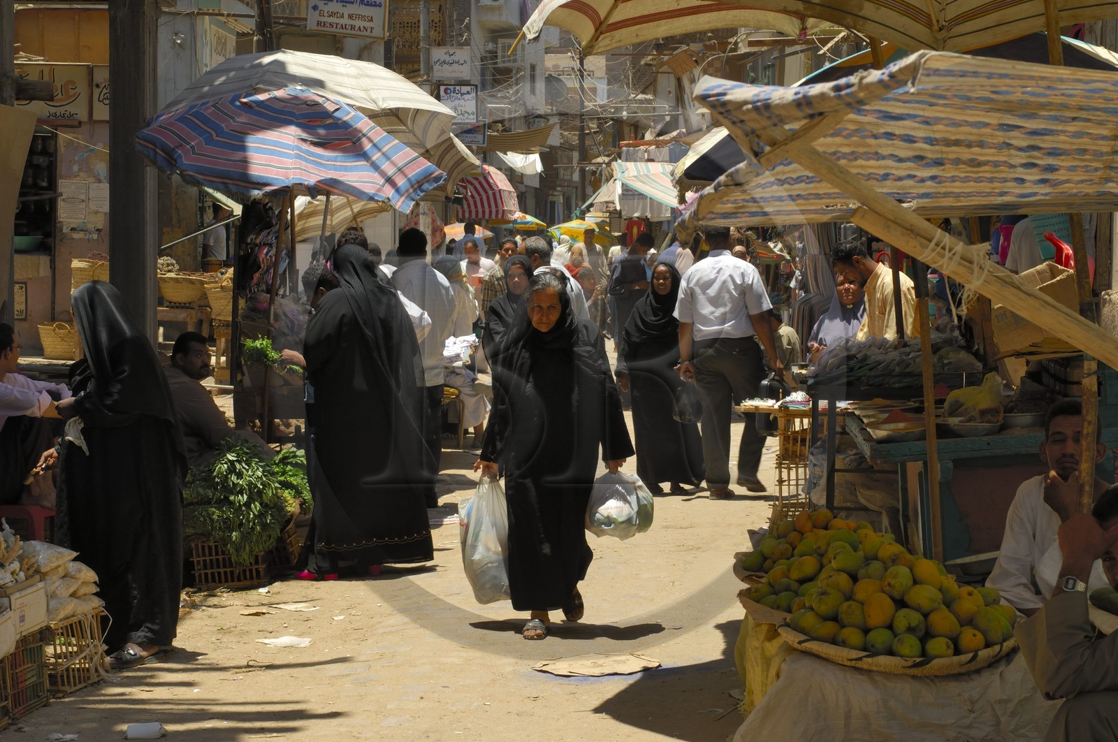 Egypte, Haute Egypte, Nubie, vallée du Nil, Assouan, le souk, étal de fruits et légumes