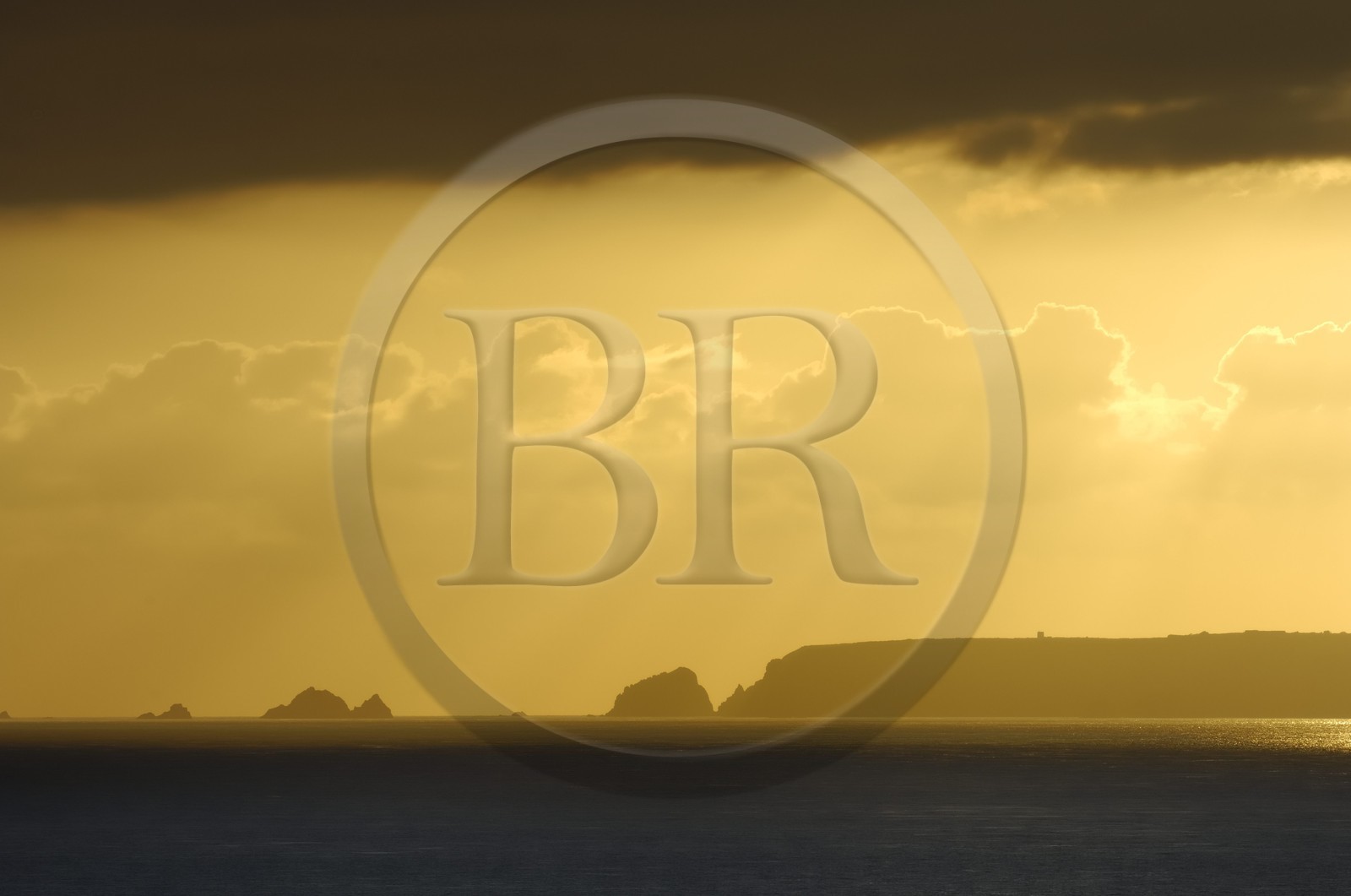 France, Manche (50), Cap de la Hague, Ile d'Alderney vue depuis le port de Goury