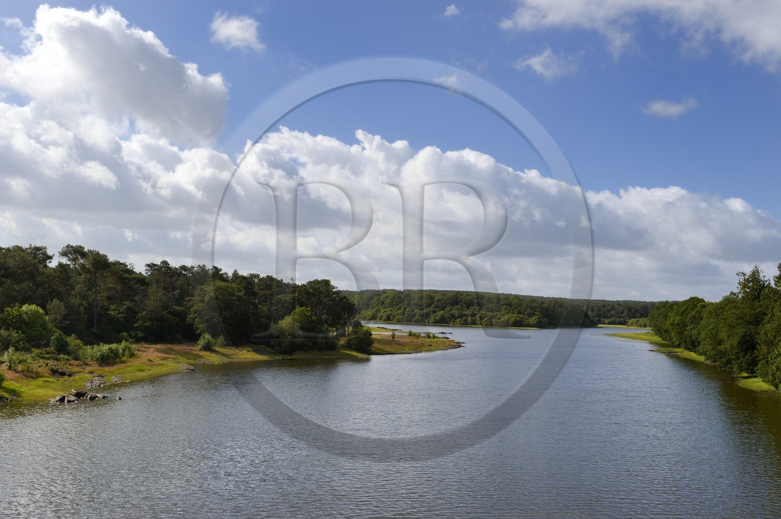 France, Morbihan (56), forêt de Brocéliande, Concoret, le château de Comper qui abrite les expositions du Centre de l'imaginaire arthurien, le Grand Etang ou Lac de Viviane