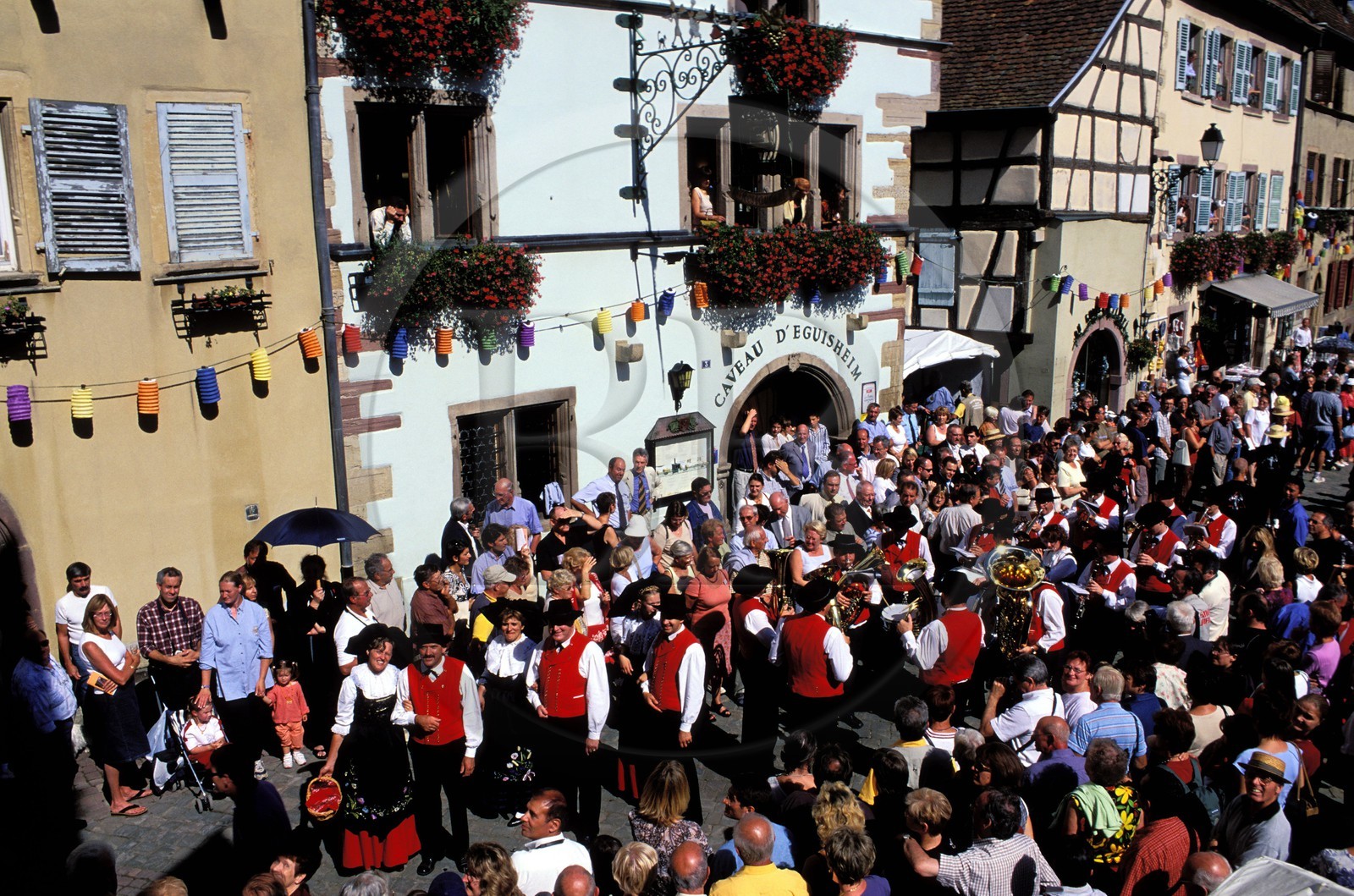 France, Haut-Rhin (68), Eguisheim, labellisé Les Plus Beaux Villages de France, fête du vin, défilé en costume dans la grande rue