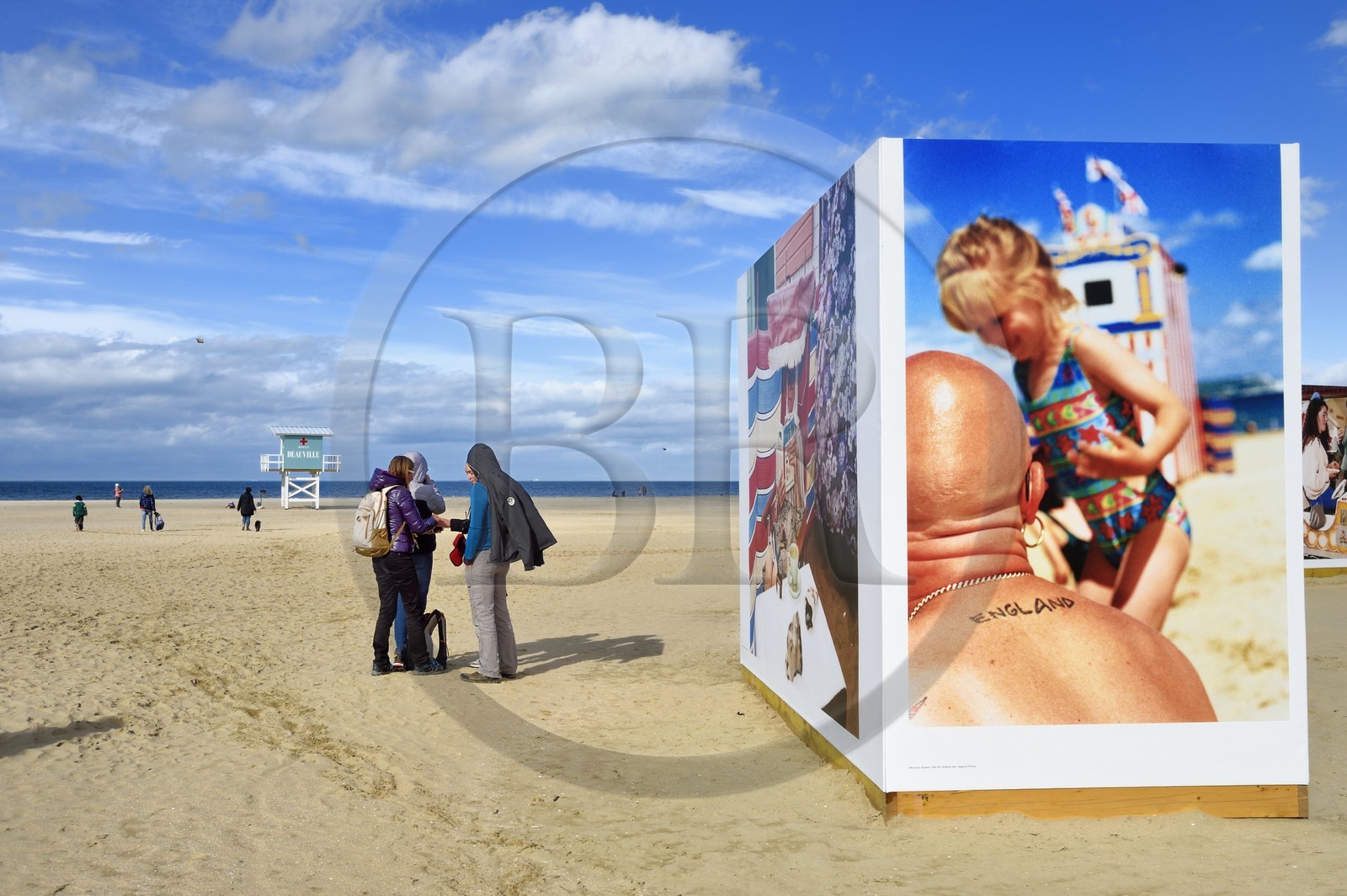 France, Calvados (14), Pays d'Auge, la côte Fleurie, Deauville, exposition de grands panneaux photo sur la plage du photographe Martin Parr à l'occasion du festival Planches Contact