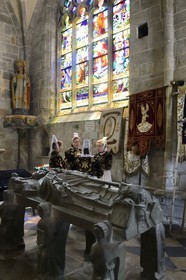 France, Finistère (29), Locronan, labellisé Les Plus Beaux Villages de France, femmes en costume traditionnel pendant la Troménie autours du cénotaphe de saint Ronan dans la chapelle du Péniti adjacente à l'église Saint Ronan