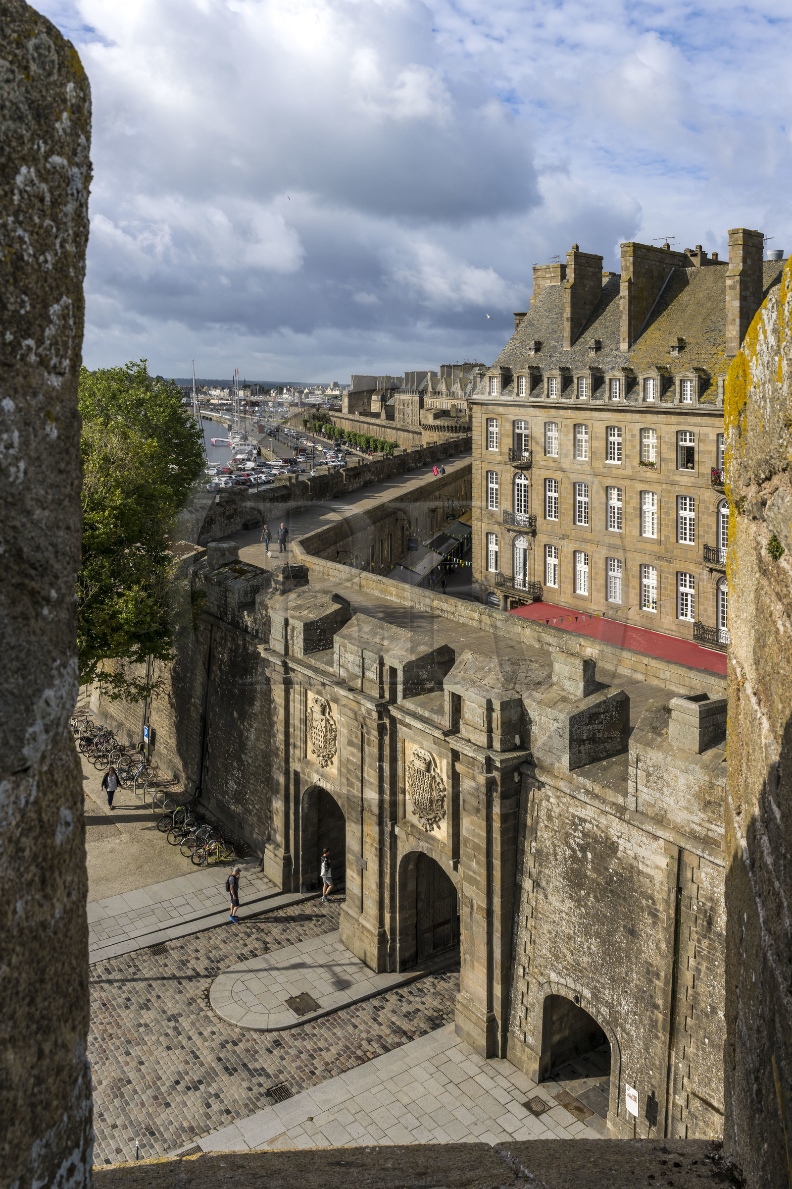 France, Ille et Vilaine, Cote d'Emeraude (Emerald Coast), Saint Malo, the Porte Saint-Vincent in the ramparts and the inner city