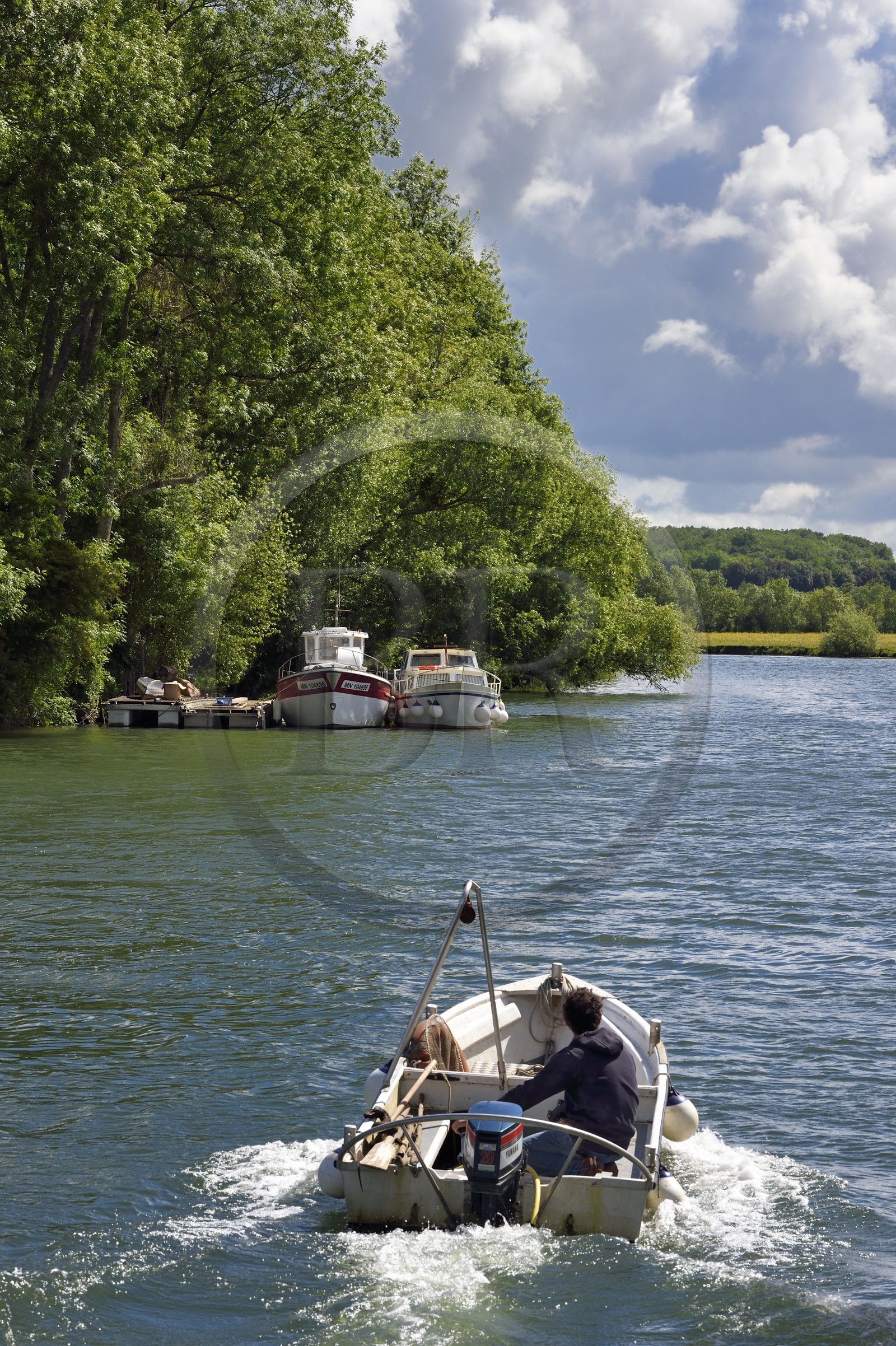 France, Charente-Maritime, Saintonge, Port-d'Envaux, going up the Charente in a canoe