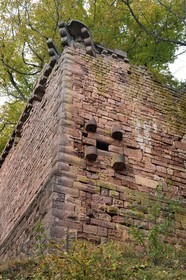 France, Bas-Rhin (67), Heiligenstein, chateau du Landsberg du XIIIème siècle, bastion du XVème siècle avec canonnière à volets