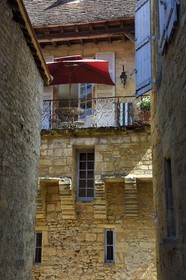 France, Dordogne (24), Périgord Noir, vallée de la Dordogne, Sarlat-la-Canéda, vieille ville médiévalle, maisons du XVème et XVIème siècle, encorbellement dans une maison de l'impasse de la vieille poste