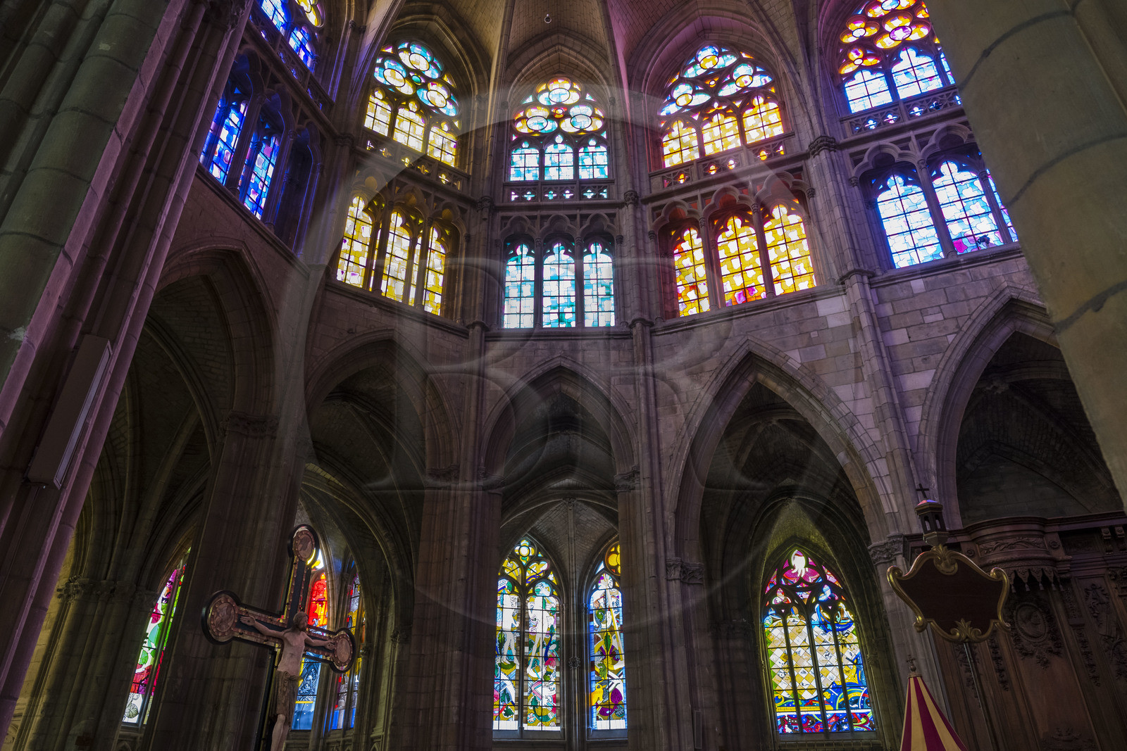 France, Nièvre (58), Nevers, cathédrale Saint-Cyr-et-Sainte-Julitte, vitraux contemporains des artistes Jean-Michel Alberola, Claude Viallat, Gottfried Honegger, Raoul Ubac et François Rouan dans une architecture gothique
