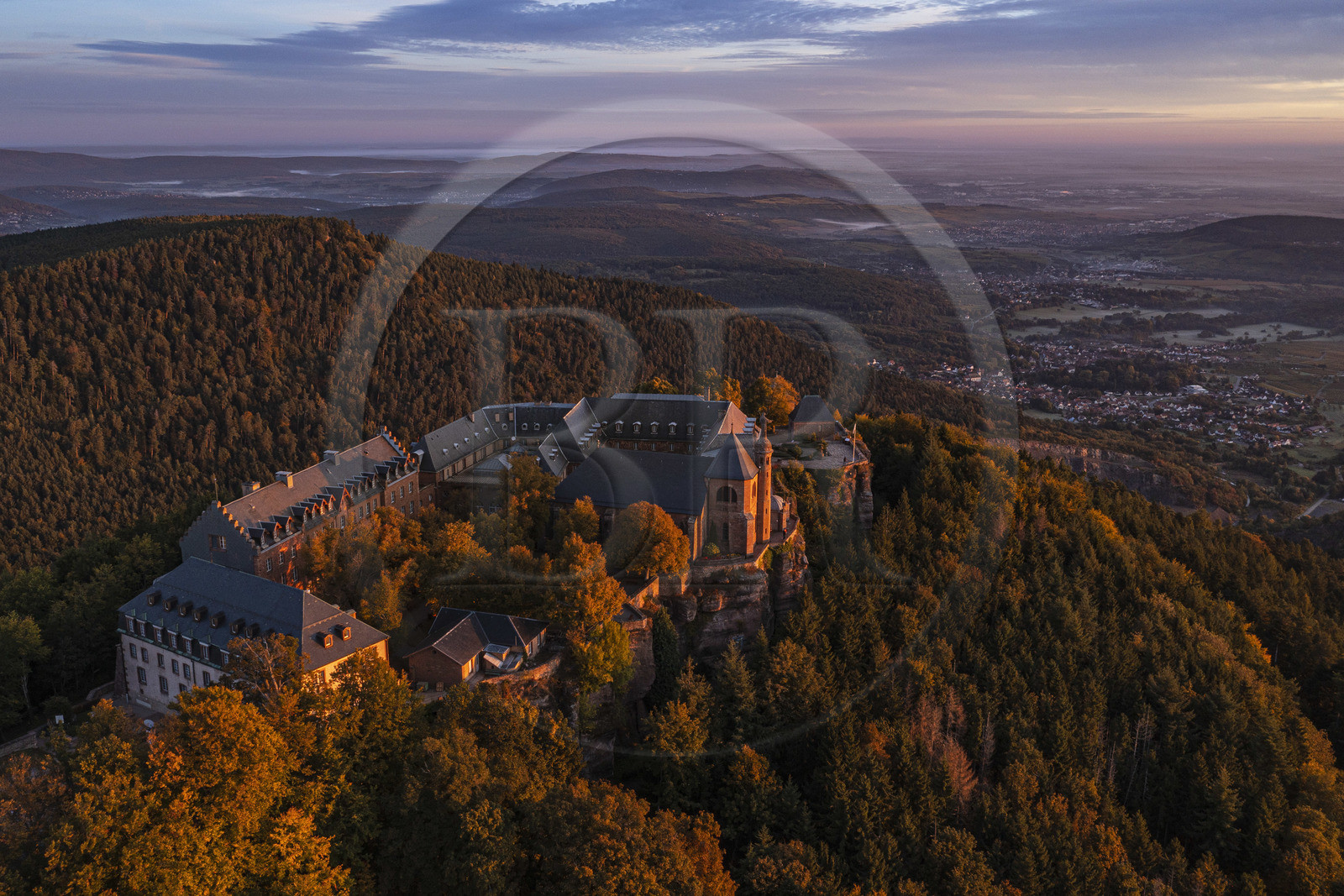 France, Bas-Rhin (67), Mont Saint-Odile, abbaye de Hohenbourg encore appelée couvent du Mont-Sainte-Odile faisant face à la plaine d'Alsace (vue aérienne)
