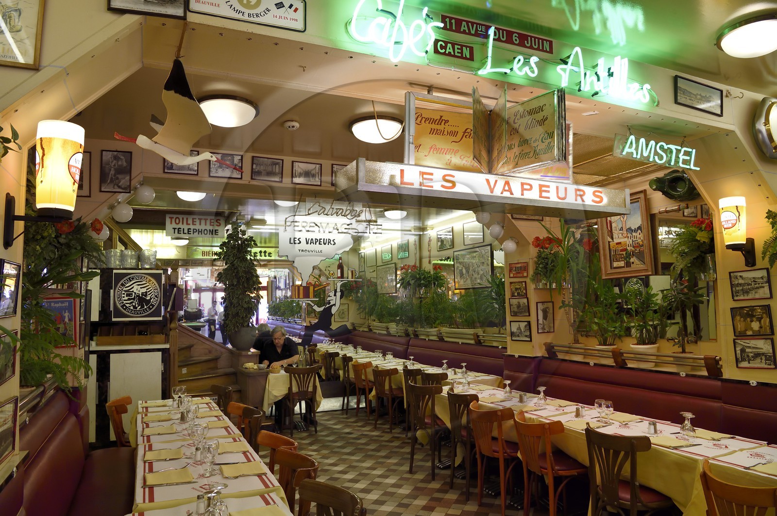 France, Calvados (14), Pays d'Auge, Trouville-sur-Mer, restaurant Les Vapeurs dont la spécialité est la moule-frite