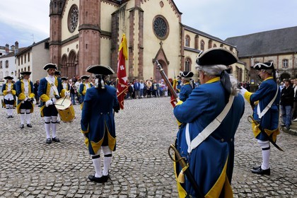 France, Vosges (88), Senones, capitale de l’ex-Principauté de Salm-Salm rattachée à la France en 1793, la relève de la Garde dans la cour de l'ancienne abbaye