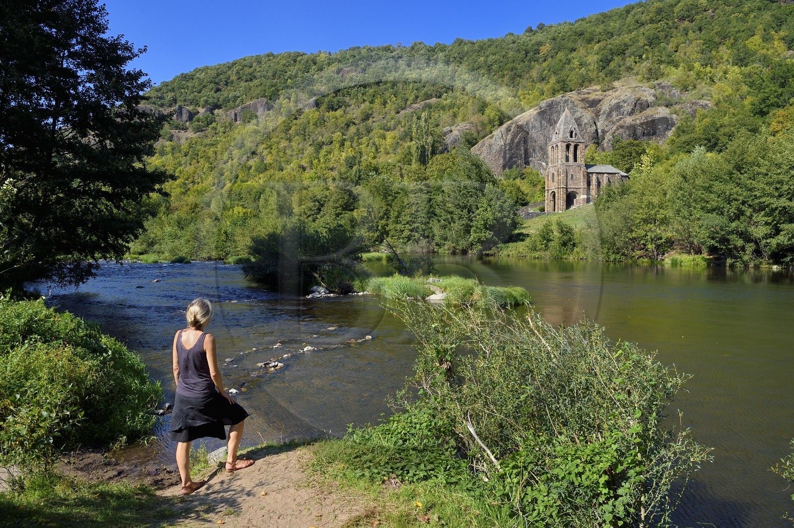 France, Haute-Loire (43), vallée de l'Allier, Saint-Julien-des-Chazes, chapelle Sainte-Marie-des-Chazes en bordure de l'Allier