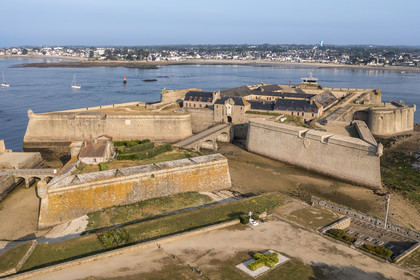 France, Morbihan (56), Port-Louis, la citadelle de Port-Louis remaniée par Vauban à l'entrée de la rade de Lorient, musée de la Compagnie des Indes, Larmor-Plage en arrière plan (vue aérienne)