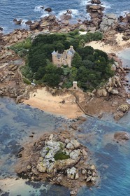 France, Côtes-d'Armor (22), Côte de Granit Rose, Trégastel, château et ile de Costaérès (vue aérienne)