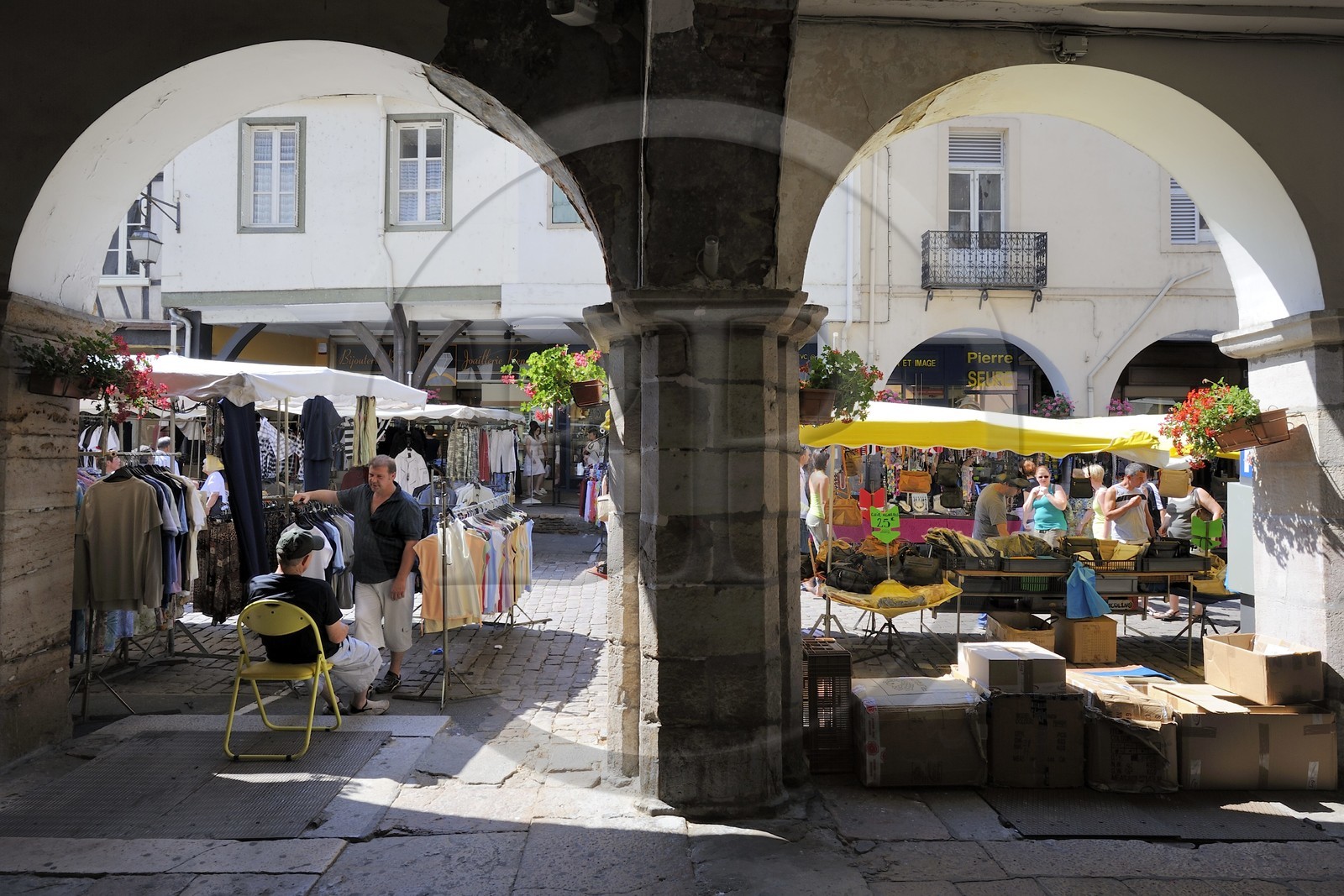 France, Saône et Loire (71), Louhans, le marché du lundi, les arcades de Grande-Rue