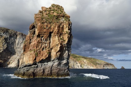 Italie, Sicile, iles Eoliennes, classées Patrimoine Mondial de l'UNESCO, Ile de Lipari, les falaises de la côte Sud de l'île, Faraglioni de Lipari, roche de magma solidifié provenant d'un bouchon volcanique appelée Pietra Lunga (Pierre Longue)