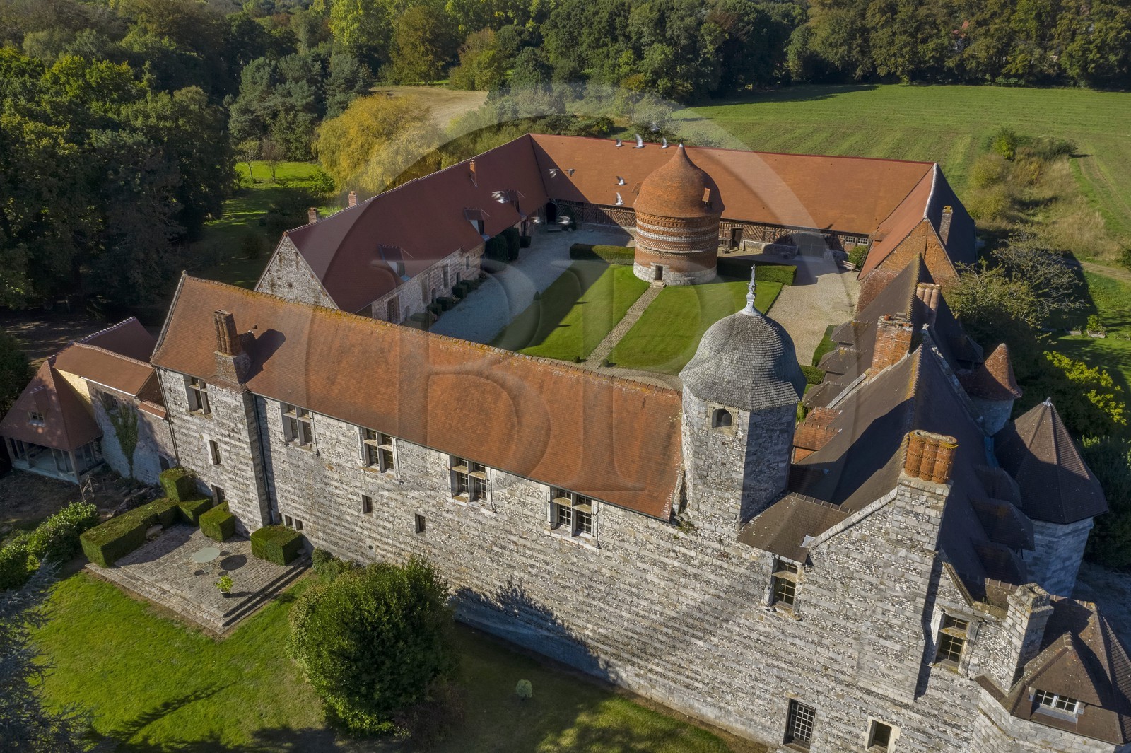 France, Seine-Maritime (76), Côte d'Albatre, Pays de Caux, Varengeville-sur-Mer, le Manoir d'Ango et son colombier (vue aérienne)
