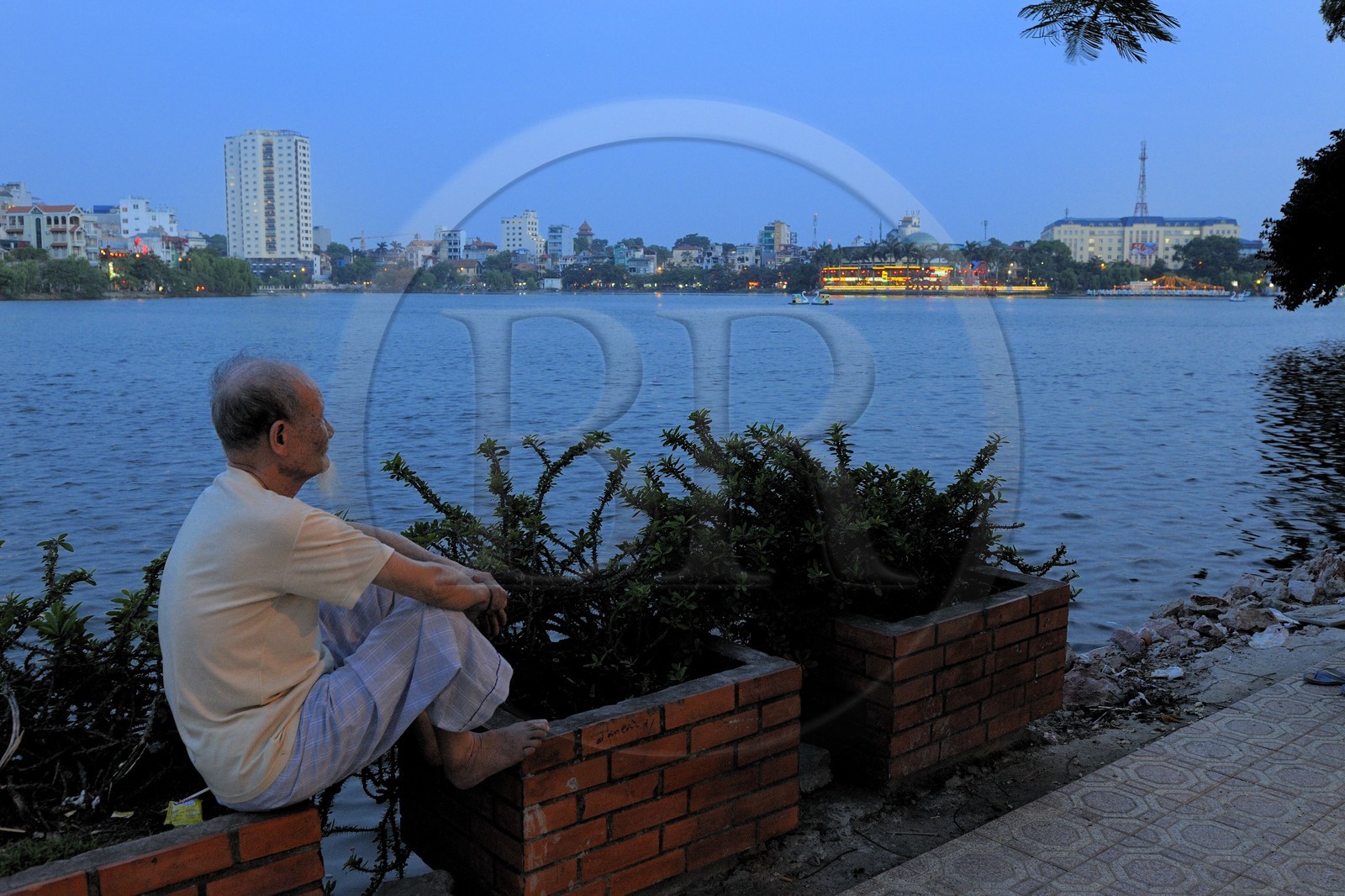 Vietnam, Hanoï, vieille homme observant le lac Truc Bach