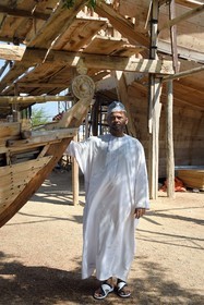 Sultanat d'Oman, gouvernorat de Ash Sharqiyah du Sud, ville et port de Sour, chantiers navals artisanaux de construction de boutres (dhows) dirigé par le charpentier de marine Ali Bin Juma