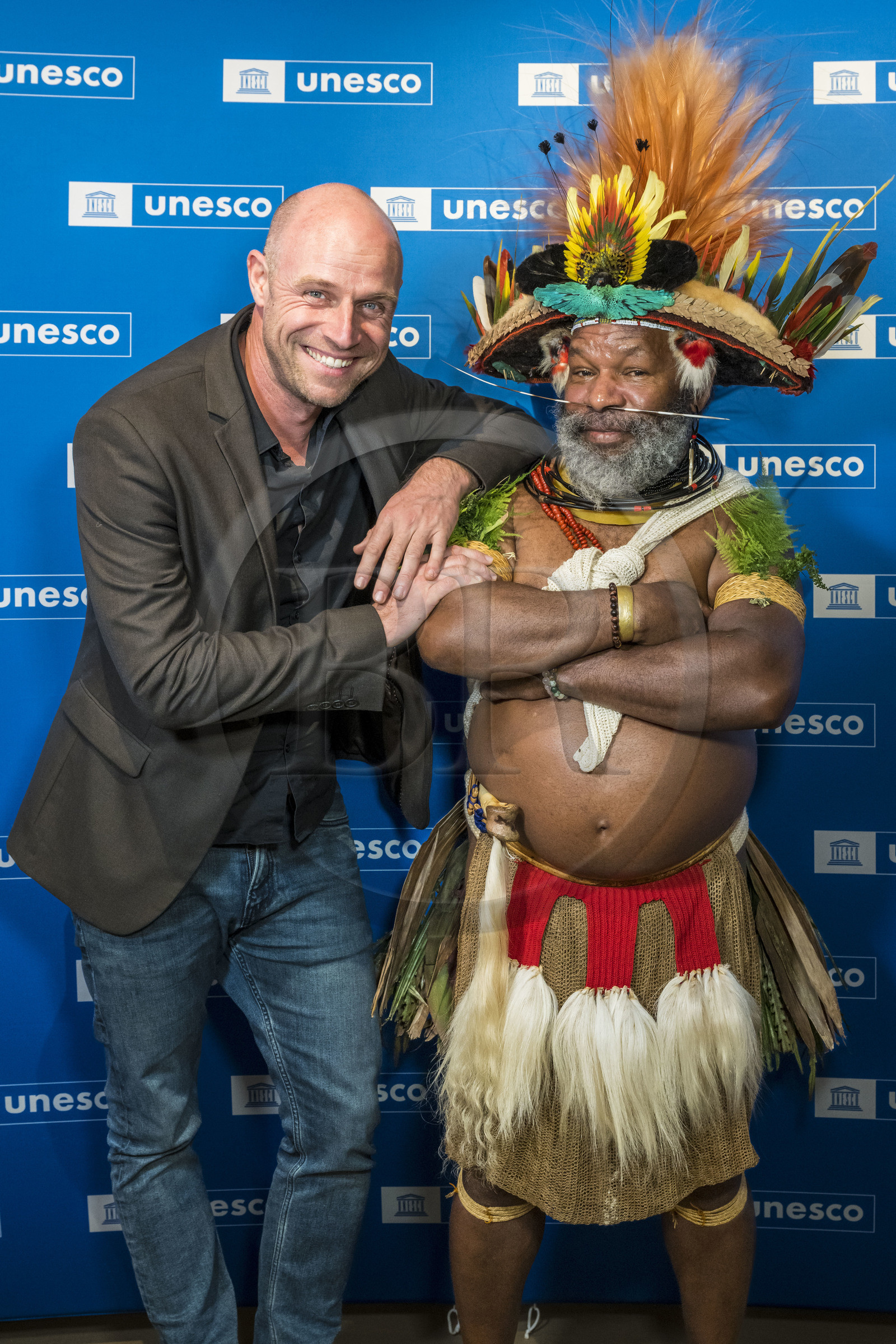 France, Paris (75), siège de l'UNESCO, le chef Papou Mundiya Kepanga et son ami le photographe cinéaste Marc Dozier