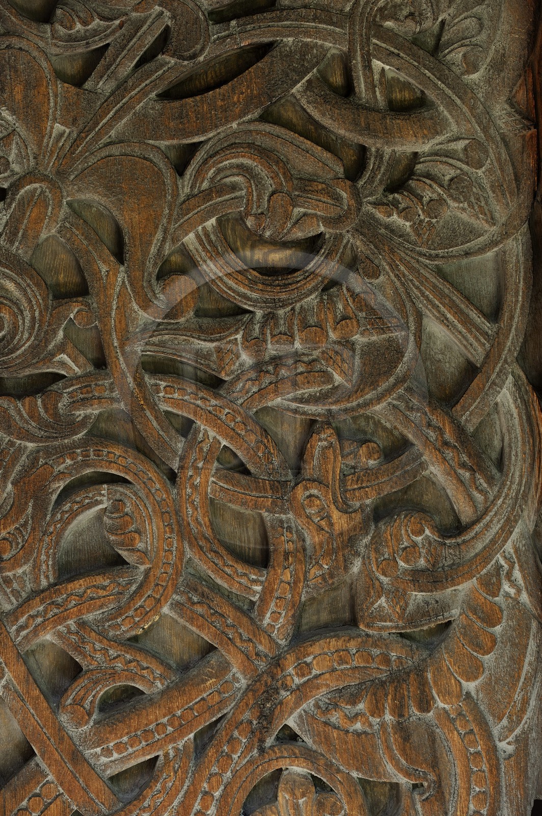Norvège, comté de Sogn Og Fjordane, église en bois debout ou stavkirke (1130) de Borgund, détail de motifs vikings de l’ère pré-chrétienne