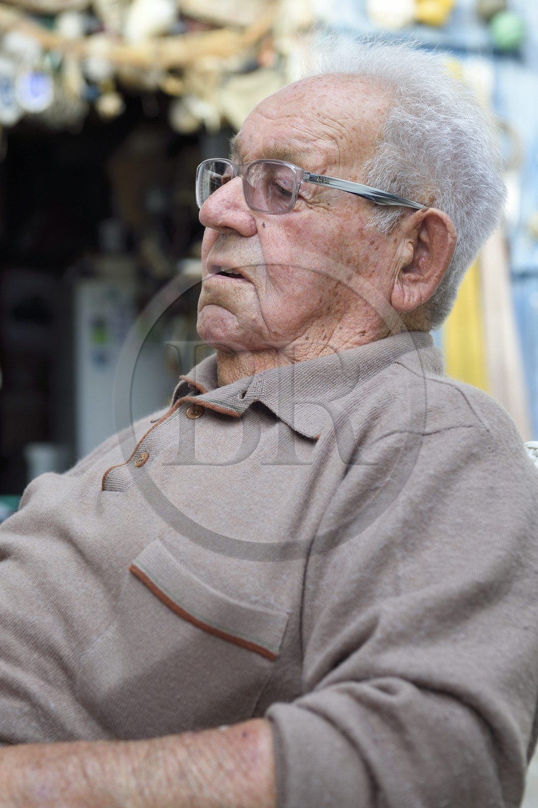 France, Haute-Corse (2B), Bastia, quartier de Terra-Vecchia, réunion d'anciens pêcheurs devant leur QG sur le Vieux-Port, Francois Tarallo, ancien pêcheur professionnel né en 1927