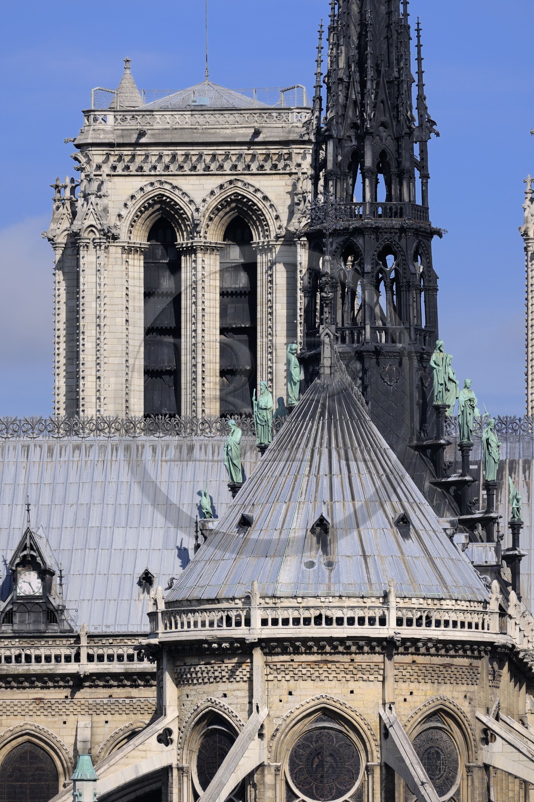 France, Paris (75), île de la Cité, la cathédrale Notre-Dame, la flèche domine les statues de cuivre vert-de-grisé des douze apôtres avec les symboles des quatre évangélistes