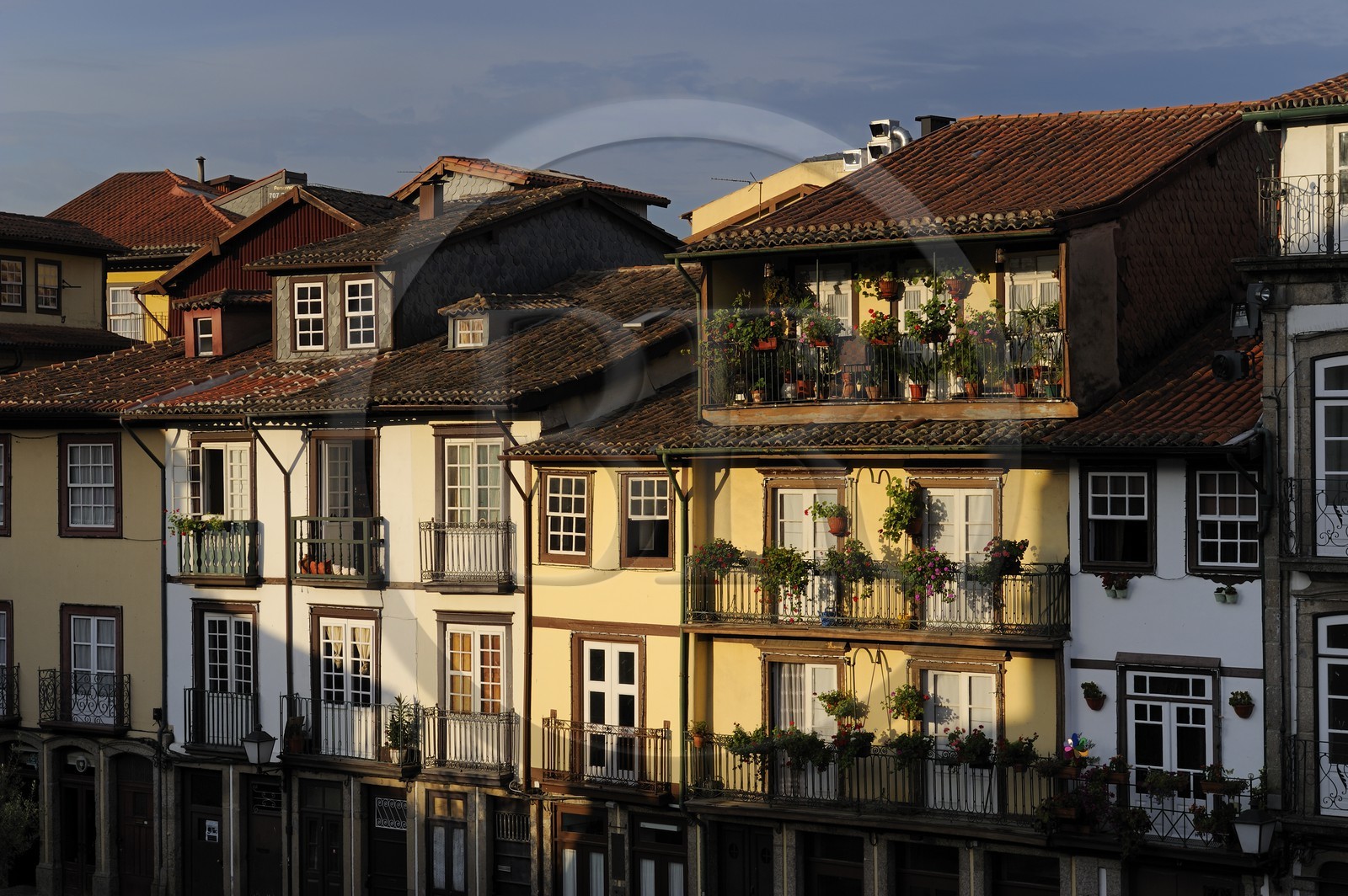 Portugal, région du Minho, Guimaraes, ville classée Patrimoine Mondial de l' UNESCO, facades de maisons sur la place Largo da Oliveira