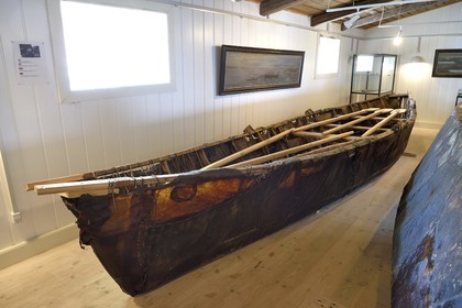 Groenland, cote ouest, baie de Baffin, Upernavik, le musée, Umiak traditionnel de la première partie du XXème siècle, bateaux fabriqués à partir d'un cadre en bois flotté ou en os de baleine et de peaux de morse ou de phoque barbu