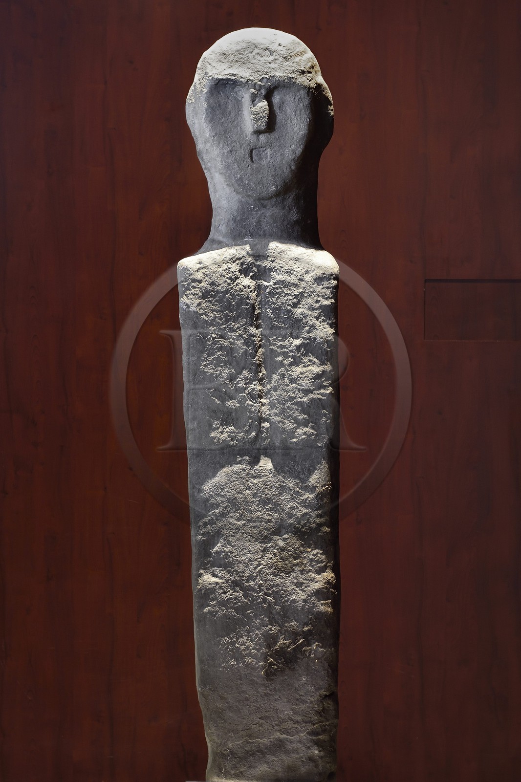 France, Corse-du-Sud (2A), Sartène, Musée de préhistoire corse et d’archéologie, réplique de la statue-menhir U Nativu (à Propriano)