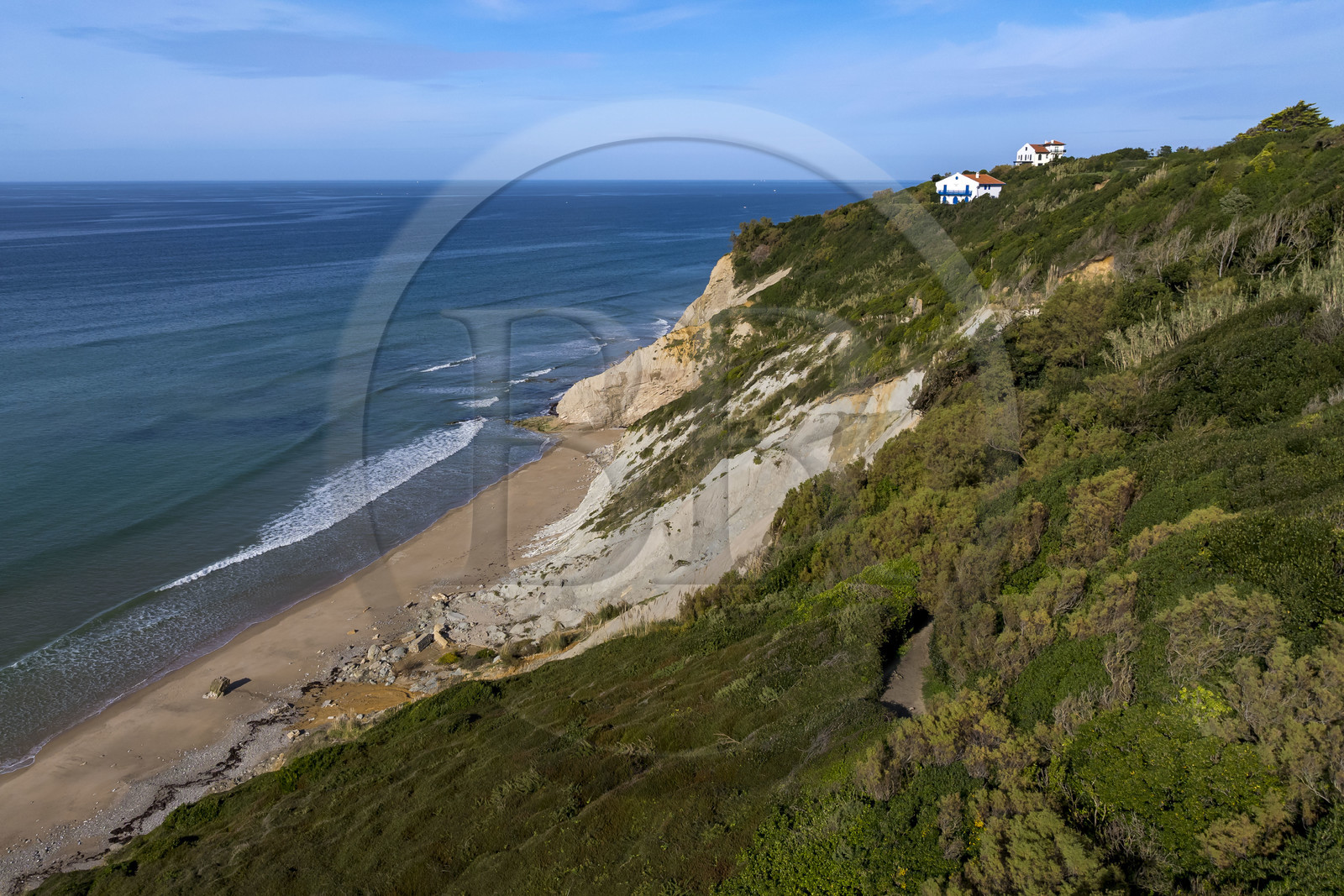 France, Pyrénées-Atlantiques (64), la côte du Pays-Basque à Bidart, la plage au pied de la falaise (vue aérienne)