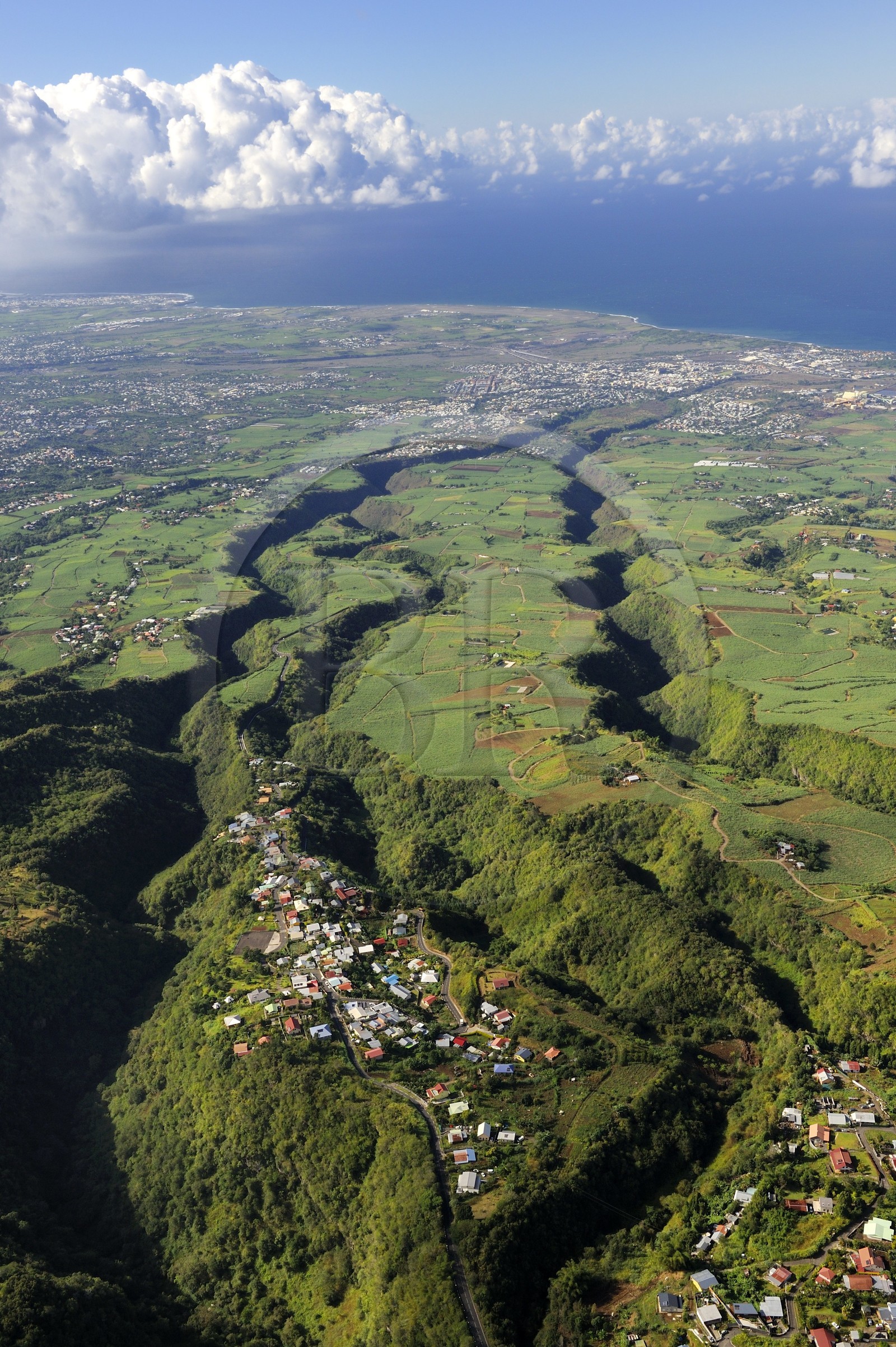 France, Ile de la Reunion, village Les Makes et la côte ouest vers Saint-Louis en arrière plan (vue aérienne)