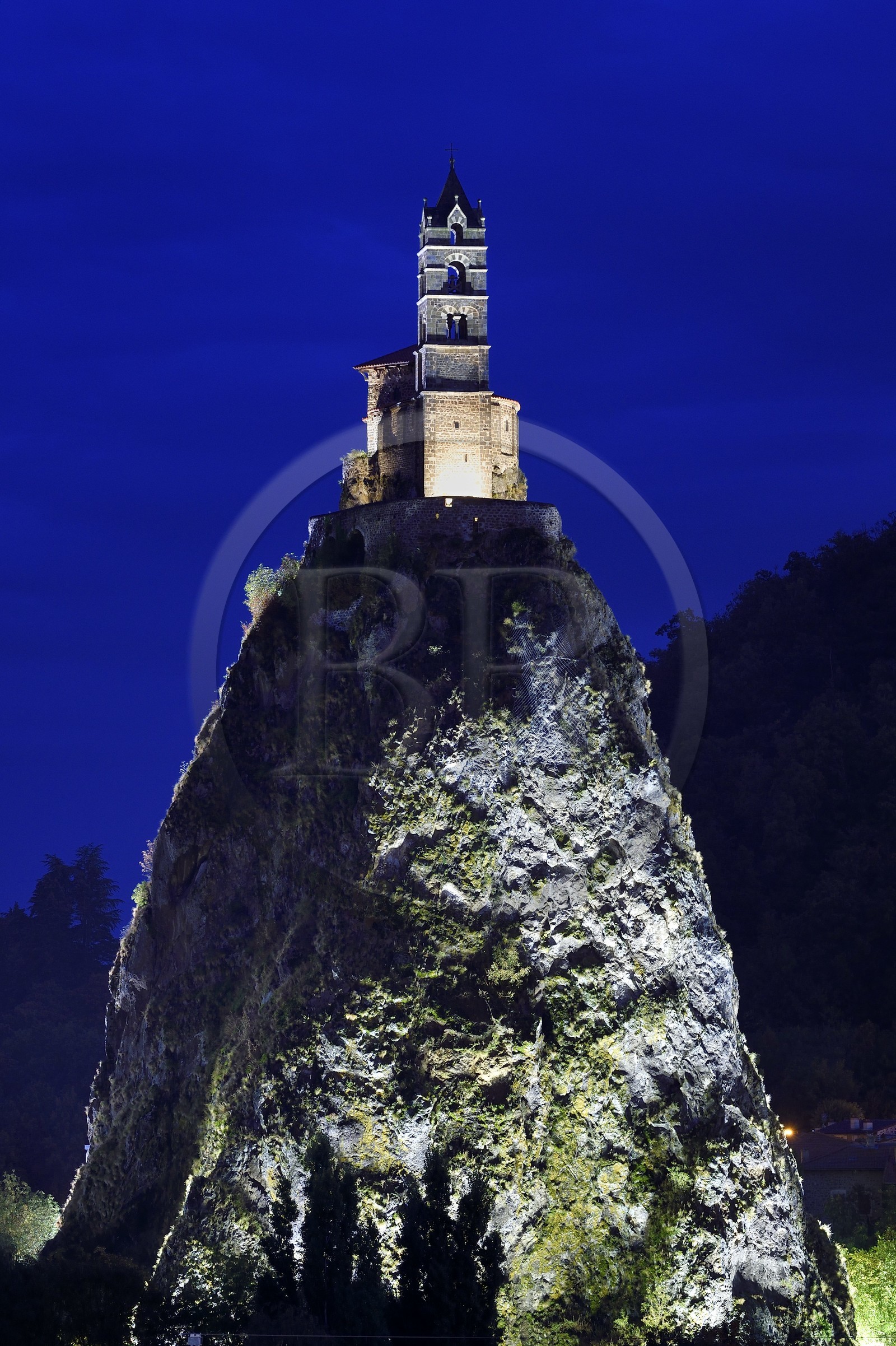 France, Haute-Loire (43), Aiguilhe, commune limitrophe du Puy-en-Velay, étape classée Patrimoine Mondial de l'UNESCO dans le cadre des chemins de Compostelle, la Chapelle Saint-Michel d'Aiguilhe perchée sur un piton volcanique