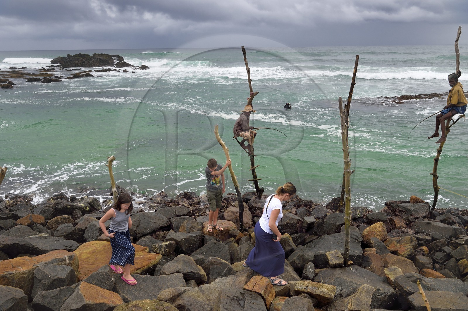 Sri Lanka, Province du Sud, région de Galle, Weligama, plage de Midigama, pecheurs sur poteaux