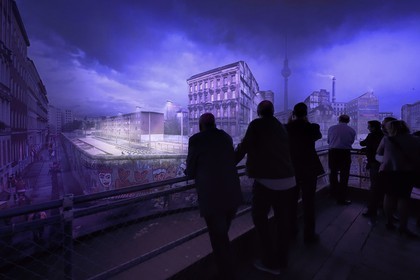 Allemagne, Berlin, le Panorama Asisi, le quotidien de chaque côté du Mur de Berlin un jour d'automne des années 1980 par l'artiste Yadegar Asisi