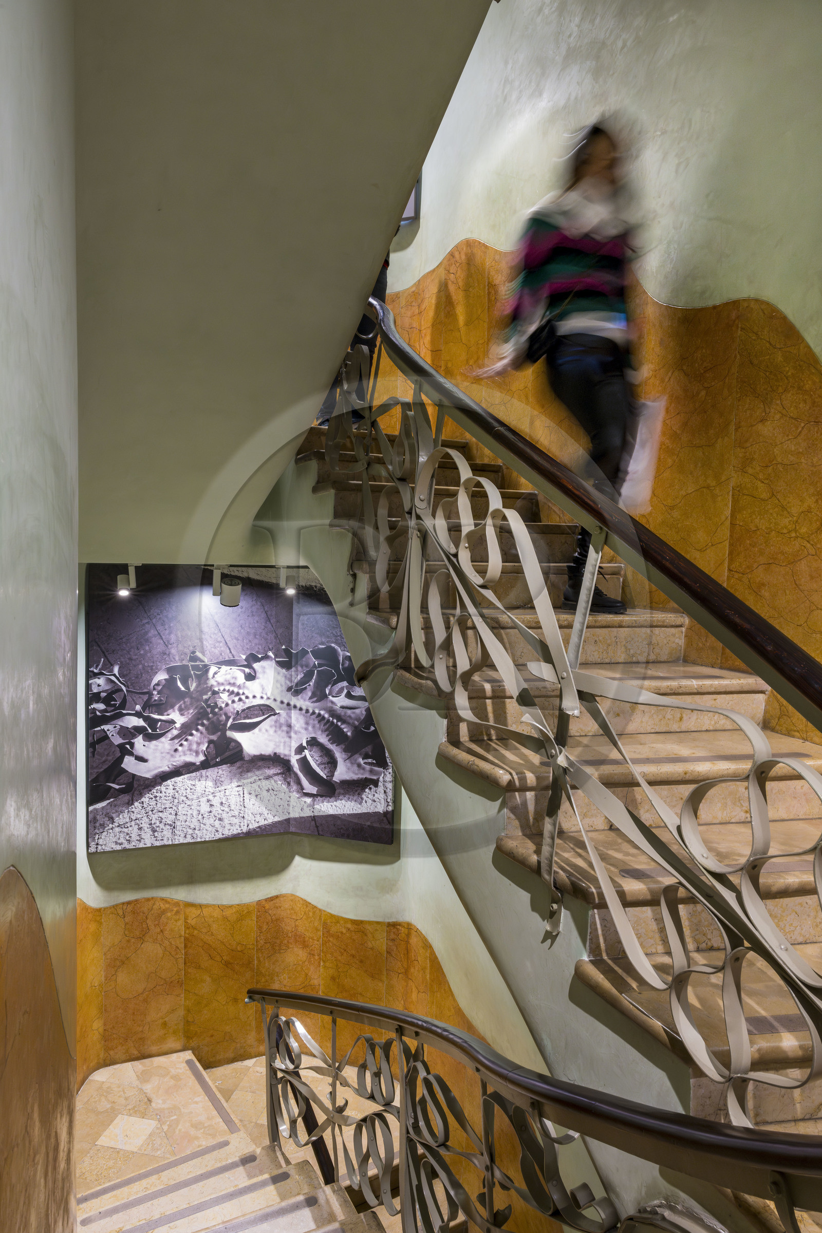 Espagne, Catalogne, Barcelone, quartier de l'Eixample, Passeig de Gracia, Pedrera ou Casa Mila (1905-1910) de l'architecte du modernisme catalan Antoni Gaudi, site classé au Patrimoine Mondial de l'UNESCO, escalier de service