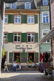 Allemagne, Bade-Wurtemberg, Fribourg en Brisgau, restaurant traditionnel dans la rue Schusterstrasse