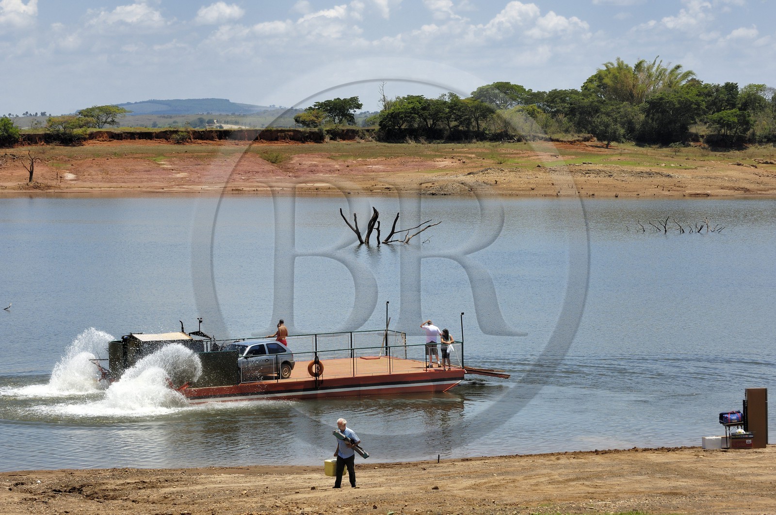 Brazil, Minas Gerais state, Carrancas area, boat crossing the Rio Grande river (Gold Route, Estrada Real)